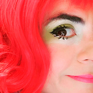 Primer plano de ALONE sonriendo con pelo rojo